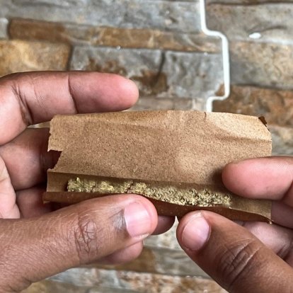 Este es uno de los tipos de papel que se comercializan en colmados y otros establecimientos para envolver tabaco de forma artesanal. Sin embargo, debido a sus características delgadas y de combustión lenta, también es utilizado con frecuencia para enrollar marihuana y otras sustancias destinadas al consumo mediante cigarrillos caseros.