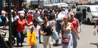 Compradores recorren establecimientos de la avenida Duarte en busca del regalo ideal para celebrar el Día de las Madres.