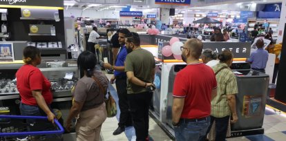 Francisca Martínez, quien buscaba una estufa junto a su hija, dijo que antes de realizar la compra estaba comparando precios.