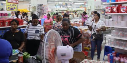 Aprovechando descuentos de entre un 10 % y un 40 %, aunque muchos consideran que los precios continúan elevados debido a la situación económica.