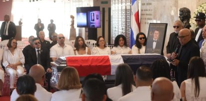 Familiares de Alex Bueno encabezan el velatorio del artista
