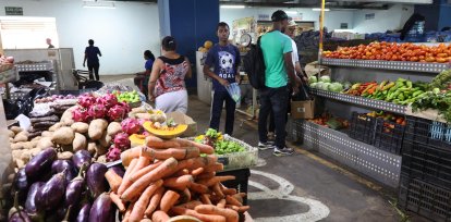Los vendedores atribuyen la disminución de las ventas al aumento del costo de los alimentos, mientras los compradores denuncian constantes variaciones en los precios.