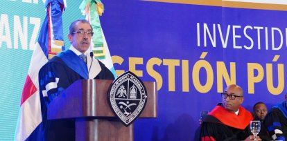 El rector de la UASD, Jorge Asjana David, llamó a los graduandos a poner sus conocimientos al servicio del país.