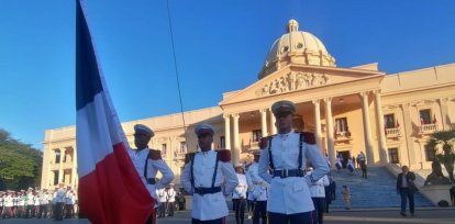 Abinader rinde honores a la Bandera en mes de la Patria