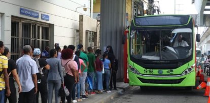Largas filas y retrasos marcan primer día del cierre en tramo del Metro ...