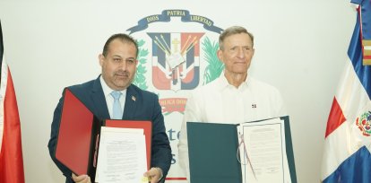 El convenio fue firmado por el canciller de la República Dominicana, Roberto Álvarez (d); y el ministro de Transporte y Aviación Civil de Trinidad y Tobago, Eli Zakour.