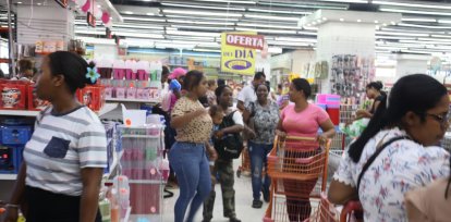 Muchos  aprovecharon las ofertas ofrecidas en tienda que van desde un 10 hasta un 40 %