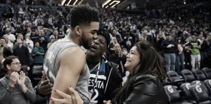 Karl Towns junto a sus padres, Karl Towns Sr y Jacqueline Cruz, cuando pertenecía a Minnesota 