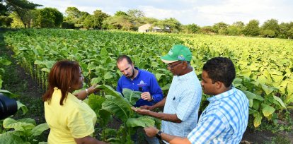 Papito muestra a los funcionarios del Bagrícola, el TNR los beneficios del riego por goteo