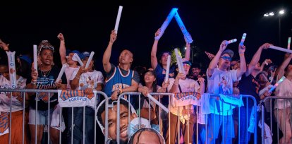 Imagen de los parciales de los Knicks en uno de los Watch Party en la ciudad de Nueva York.
