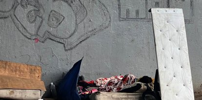 Algunos duermen en viejos colchones y usan cartones para reprimir la claridad del día. Jorge González