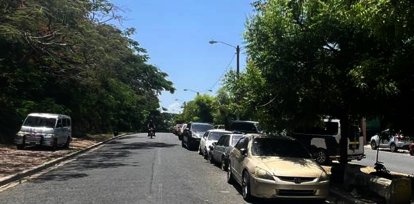A todo lo largo de la avenida Iberoamericana en la isleta central y en las aceras parquean, reparan y lavan carros. Jorge González