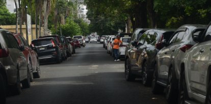 Todas las calles del entorno del Centro de Ginecología y Obstetricia en Gascue están llenas de parqueadores que hacer que los vehículos se estaciones en ambos lados de las vías. Jorge González
