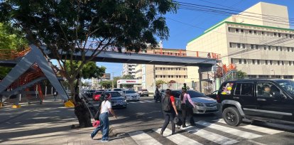 Este fenómeno de cruzar entre vehículos aun habiendo un lugar seguro para hacerlo no es nuevo y ha deja muchos muertos. Jorge González