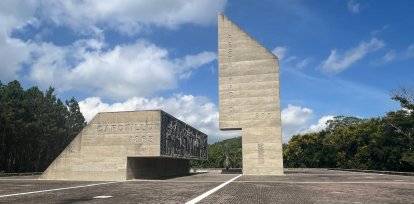 Estos son los dos colosales bloques de hormigón que dominan la plaza, teniendo al representativo Bloque Capotillo como el pórtico principal de entrada. Jorge González