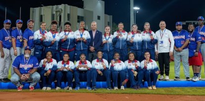 El equipo dominicano recibe su medalla de bronce. Figura el presidente del COD y de la Federación Dominicana de Softbol, Garibaldy Bautista.