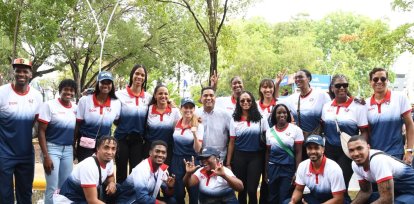 El ministro de Deportes, Kelvin Cruz, junto a los medallistas dorados Marileidy Paulino, equipo masculino basket 3x3, Reinas del Caribe y María Dimitrova.