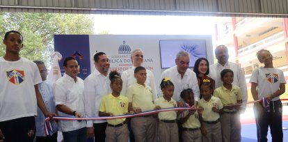 El presidente Luis Abinader durante la entrega del techado