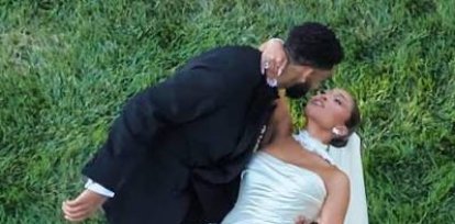 Karl-Anthony Towns y Jordyn Woods en una escena romantica durante su boda el pasado fin de semana.