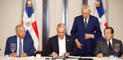 Abinader firma los documentos correspondientes a los títulos de propiedad que formalizan la titularidad del Estado dominicano de los parques nacionales Loma Novillero y Montaña La Humeadora.