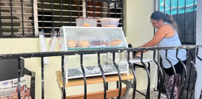 “Yo vendo pan tostado con queso y jamón, arepa, café, té, chocolate, jugos, imagínese cuando no se tiene un empleo hay que rendir los chelitos que entran en la casa”, dice Laura. Jorge González