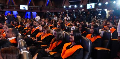 Parte de los 147 graduandos durante la ceremonia de investidura de la maestría en gestión pública y gobernanza de la UASD.