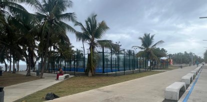 La imagen muestra canchas de tenis, ciclovía y la hilera de bancos en el medio de las amplias aceras. Jorge González