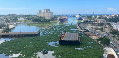 Para que las labores de eliminación de lilas se hagan con mayor rapidez las autoridades cierran el puente flotante, para liberar el paso de las plantas. Jorge González