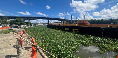 Obreros de la dirección Dragas trabajan para liberar el paso de las plantas hacía el mar Caribe. Jorge González