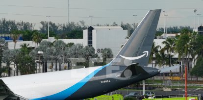 MIAMI (ESTADOS UNIDOS).- Fotografía de un avión de carga con el logotipo de Amazon este domingo, en el Aeropuerto Internacional de Miami (EE.UU.). Un avión de carga con el logotipo de Amazon se estrelló al salirse de la pista después de aterrizar en el aeropuerto según informó la Administración Federal de Aviación (FAA, por sus siglas en inglés). EFE/ Alberto Boal