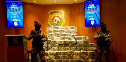 Agentes de la DNCD con el alijo retenido