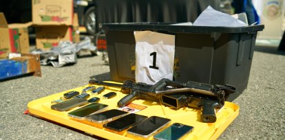 Arma ocupada y celulares durante el operativo del MP y la DNCD