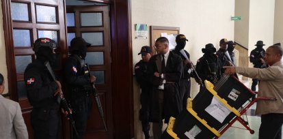 Momentos en que personal del Ministerio Público lleva cajas con documentos y evidencias del fraude en Senasa en su versión 2.0