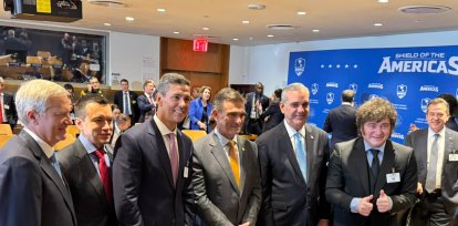El presidente dominicano Luis Abinader posa en una foto con varios homólogos latinoamericanos durante encuentro con el mandatario de EEUU, Donald Trump en la ONU.