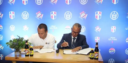 Fabián Suárez y José Francisco Deschamps mientras suscriben el acuerdo.