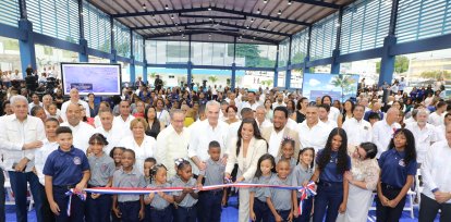 Carolina Cruz corta la cinta, escoltada por el presidente Luis Abinader, Pedro Martínez, niños estudiantes, funcionarios y dirigentes de la comunidad.