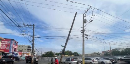 Villa Agrícolas es otro de los barrios muy afectados por las marañas de cables y postes del tendido eléctrico. La imagen fue tomada en la calle Moca. Jorge González