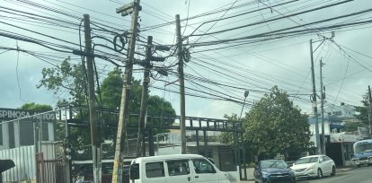 Una sobrepoblación de postes del tendido eléctrico en toda la ciudad. La imagen muestra cuatro estructuras juntas en la calle Barney Morgan en la capital. Jorge González