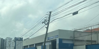 Este poste de luz tiene varios años sostenido por la estructura de la estación del metro Pedro Livio Cedeño. Jorge González