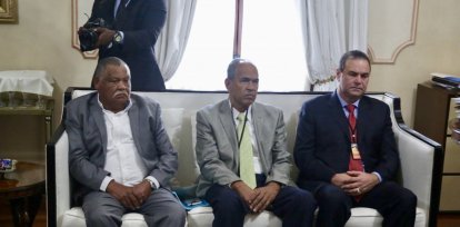 El hoy ministro de Agricultura, Oliverio Espaillat (derecha), junto a dirigentes del sector arrocero nacional 