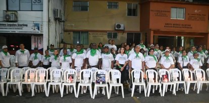 Familiares de las víctimas en una vigilia frente al Palacio de Justicia.