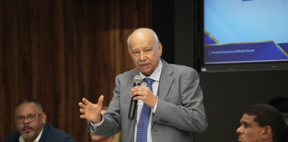 El viceministro  de Acreditación y Certificación Docente, Francisco Germán D´Oleo Ramírez, durante su participación en la sesión del Consejo Nacional de Educación