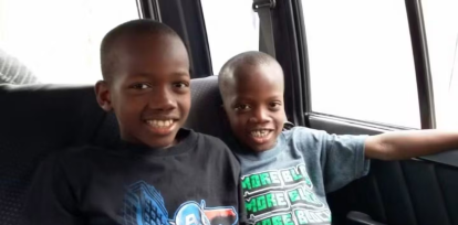 Los hermanos quedaron huérfanos tras el terremoto de Haití de 2010.