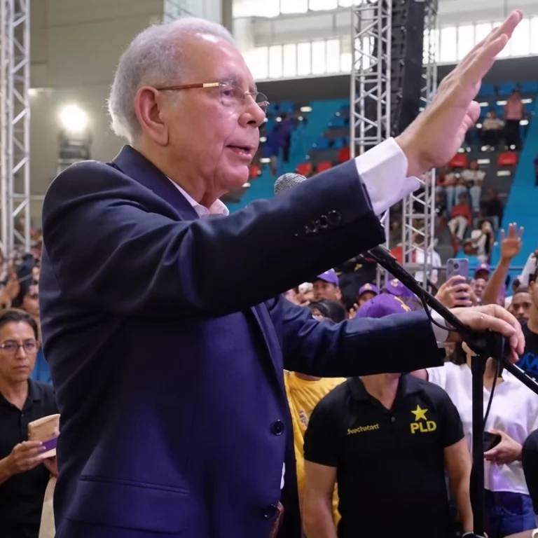 El expresidente Danilo Medina juramenta a cientos de nuevos integrantes del PLD en Barahona.