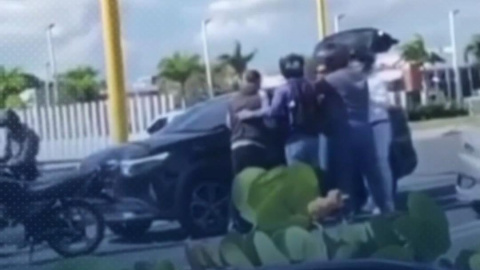 Santo Domingo Este.– Un motorista agredió violentamente a una mujer al golpearla en la cabeza con un casco protector, tras un accidente de tránsito ocurrido en la autopista Rafael Fernández Domínguez, próximo a la zona franca de Santo Domingo Este.