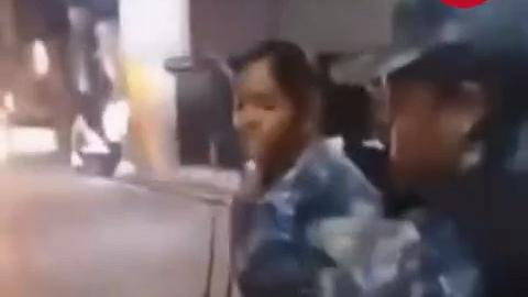 Un video difundido recientemente a través de las redes sociales ha generado gran indignación al mostrar a varios agentes de la Policía Nacional maltratando físicamente a una ciudadana en un espacio público.