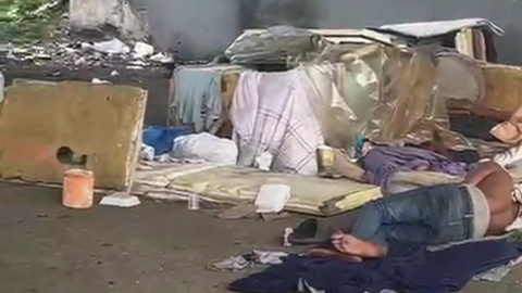 Bajo elevados, en parques y aceras, hombres vulnerables convierten espacios públicos en dormitorios improvisados mientras luchan por sobrevivir en la capital dominicana.