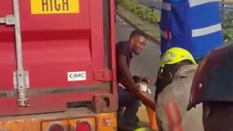 Uno de los motociclistas permaneció atrapado debajo del furgón durante varios minutos, mientras equipos del 9-1-1 y de rescate trabajaban para liberarlo. El accidente provocó un gran congestionamiento vehicular.