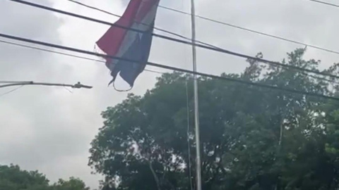 Es penoso que, en el campus central de la Primada de América, este emblema patrio esté roto y maltratado por el tiempo, desafiando las severas prohibiciones, multas y penas de prisión contempladas en la Ley No. 210-19.