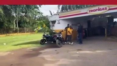 El robo ocurrió la tarde de este lunes en el distrito municipal de Don Juan, donde seis hombres armados, a bordo de una yipeta, irrumpieron en una estación Tropigas.